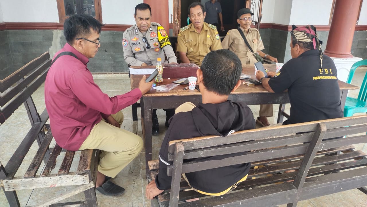 Jalin Sinergitas, Bhabinkamtibmas Polsek Gabuswetan Sambang Silkamtibmas Dengan Pemdes Gabus Kulon