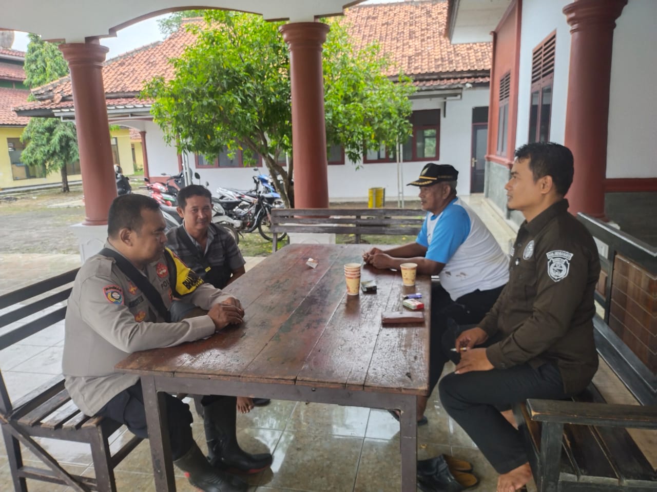 Bhabinkamtibmas Polsek Gabuswetan Ajak Perangkat Desa Gabus Kulon Bersinergi Jaga Keamanan